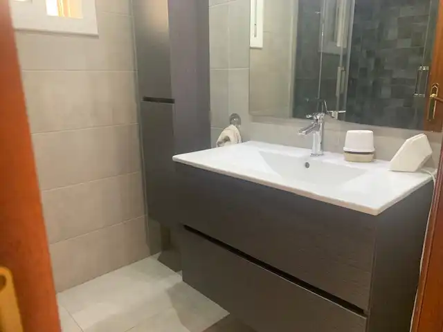 Badezimmer von Dachboden zum Verkauf in Badalona mit Klimaanlage, Heizung und Terrasse