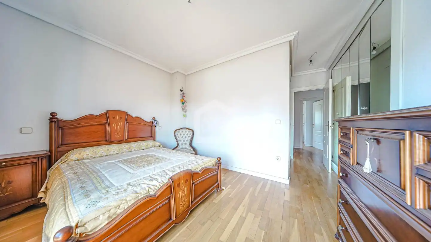 Habitación de Casa adosada en venta en Villaviciosa de Odón con Calefacción, Jardín privado y Parquet