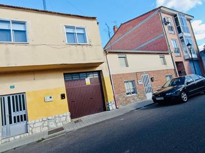 Vista exterior de Casa adosada en venda en Laguna de Duero amb Terrassa i Moblat