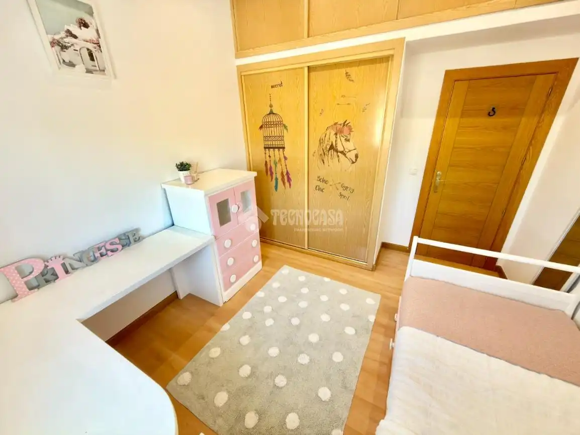Habitación de Casa adosada en venta en Cabanillas del Campo con Calefacción, Parquet y Trastero