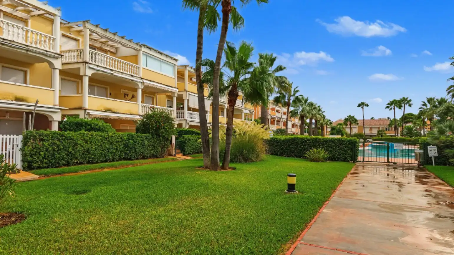 Vista exterior de Apartamento en venta en Dénia con Aire acondicionado, Calefacción y Jardín privado