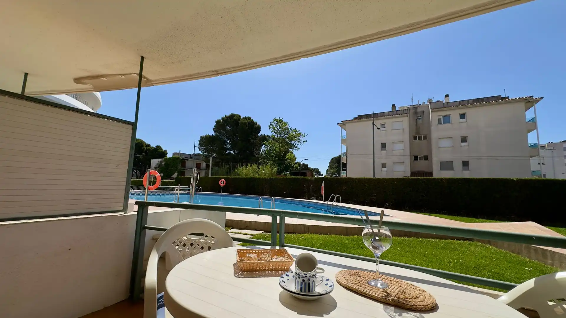 Piscina de Piso en venta en L'Estartit con Terraza, Amueblado y Lavadora