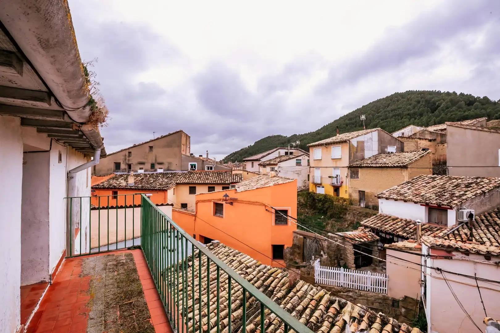 Vista exterior de Casa o xalet en venda en Ayerbe amb Moblat i Balcó