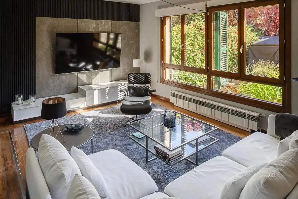 Sala de estar de Casa adosada en venta en Boadilla del Monte con Aire acondicionado, Calefacción y Jardín privado