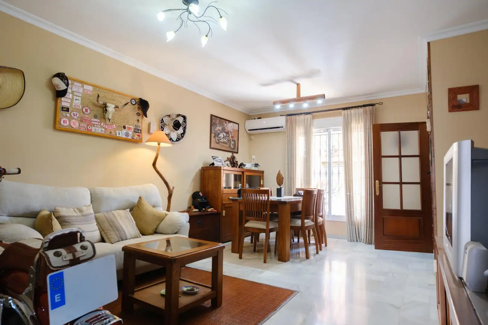 Wohnzimmer von Einfamilien-Reihenhaus zum Verkauf in La Algaba mit Klimaanlage, Heizung und Terrasse