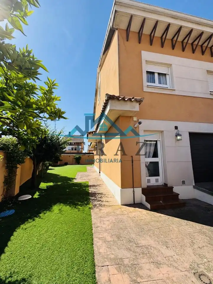 Vista exterior de Casa o xalet en venda en Talavera de la Reina amb Aire condicionat, Calefacció i Jardí privat