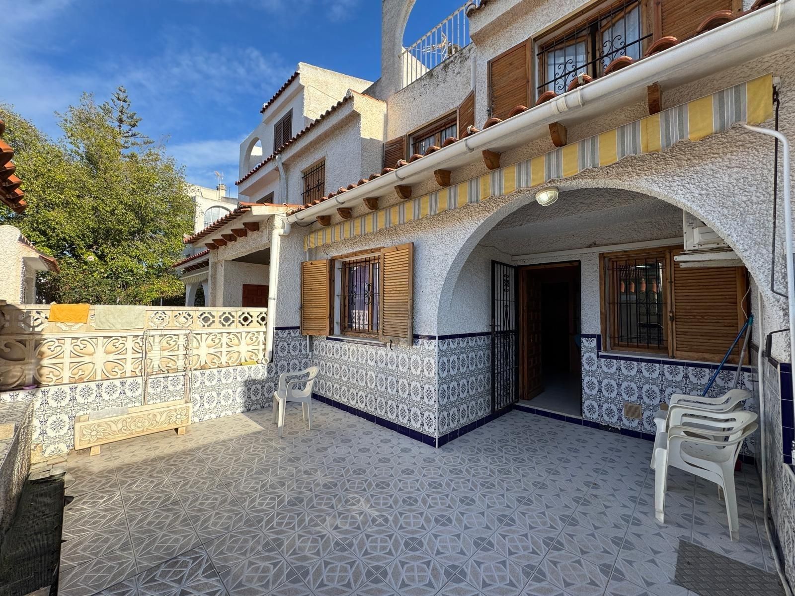 Vista exterior de Casa adosada en venda en Torrevieja amb Calefacció, Jardí privat i Terrassa