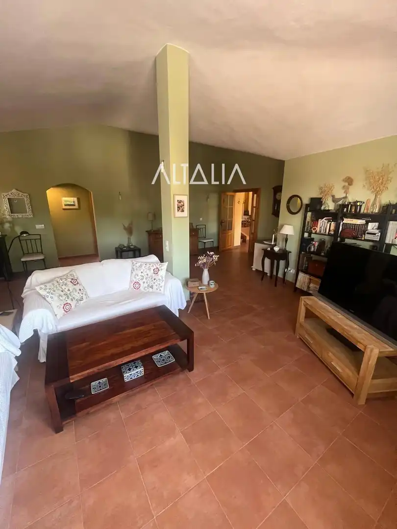 Sala d'estar de Casa o xalet en venda en Torrejoncillo del Rey amb Calefacció, Terrassa i Alarma