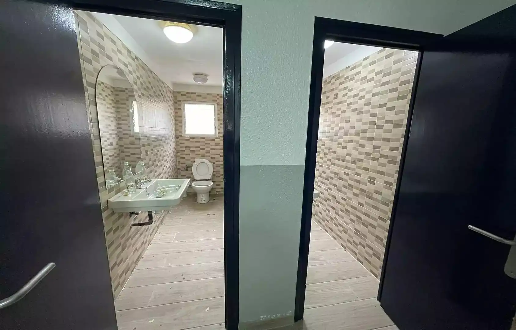 Badezimmer von Geschaftsraum zum Verkauf in Empuriabrava mit Möbliert