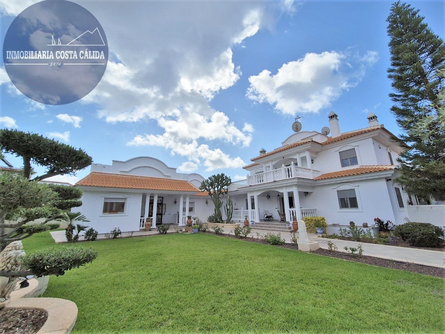 Vista exterior de Casa o xalet en venda en Águilas amb Aire condicionat, Calefacció i Jardí privat