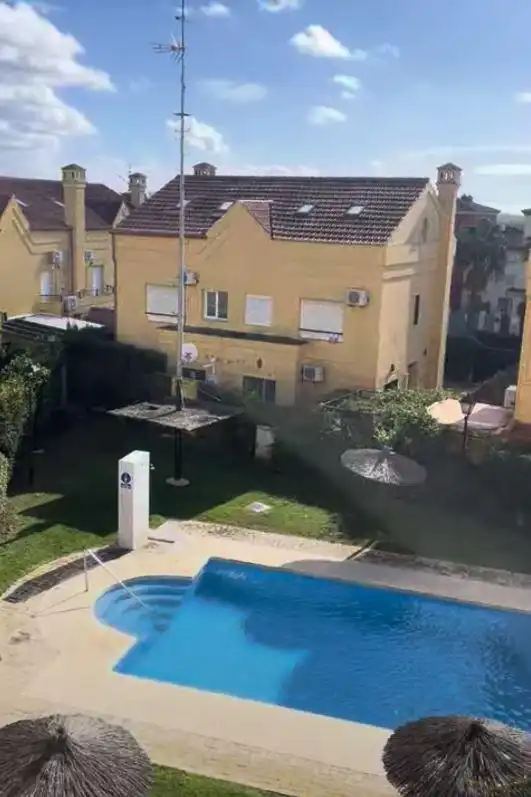 Vista exterior de Casa adosada de lloguer en El Puerto de Santa María amb Aire condicionat, Jardí privat i Traster