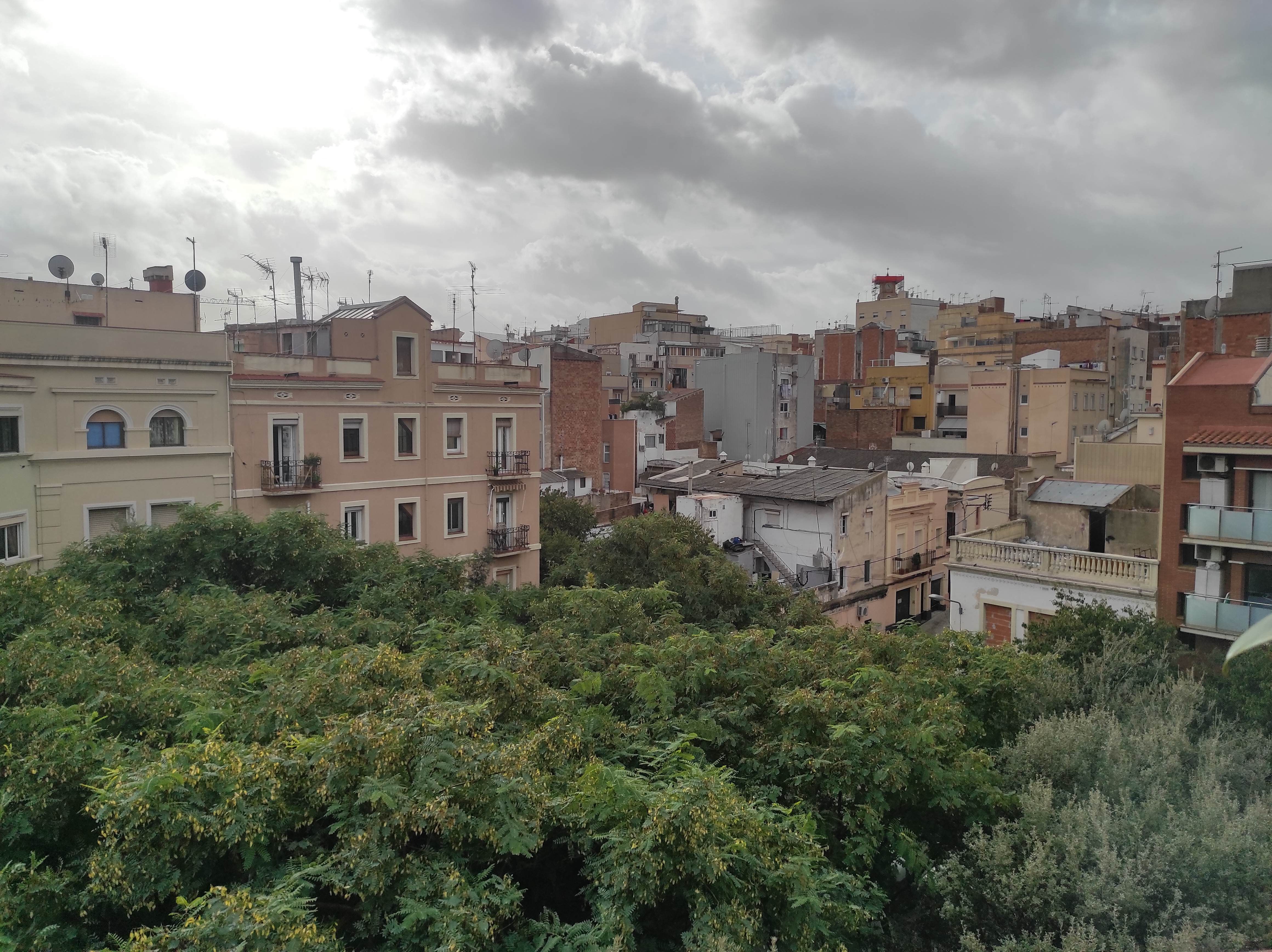 Vista exterior de Pis en venda en L'Hospitalet de Llobregat amb Aire condicionat i Balcó