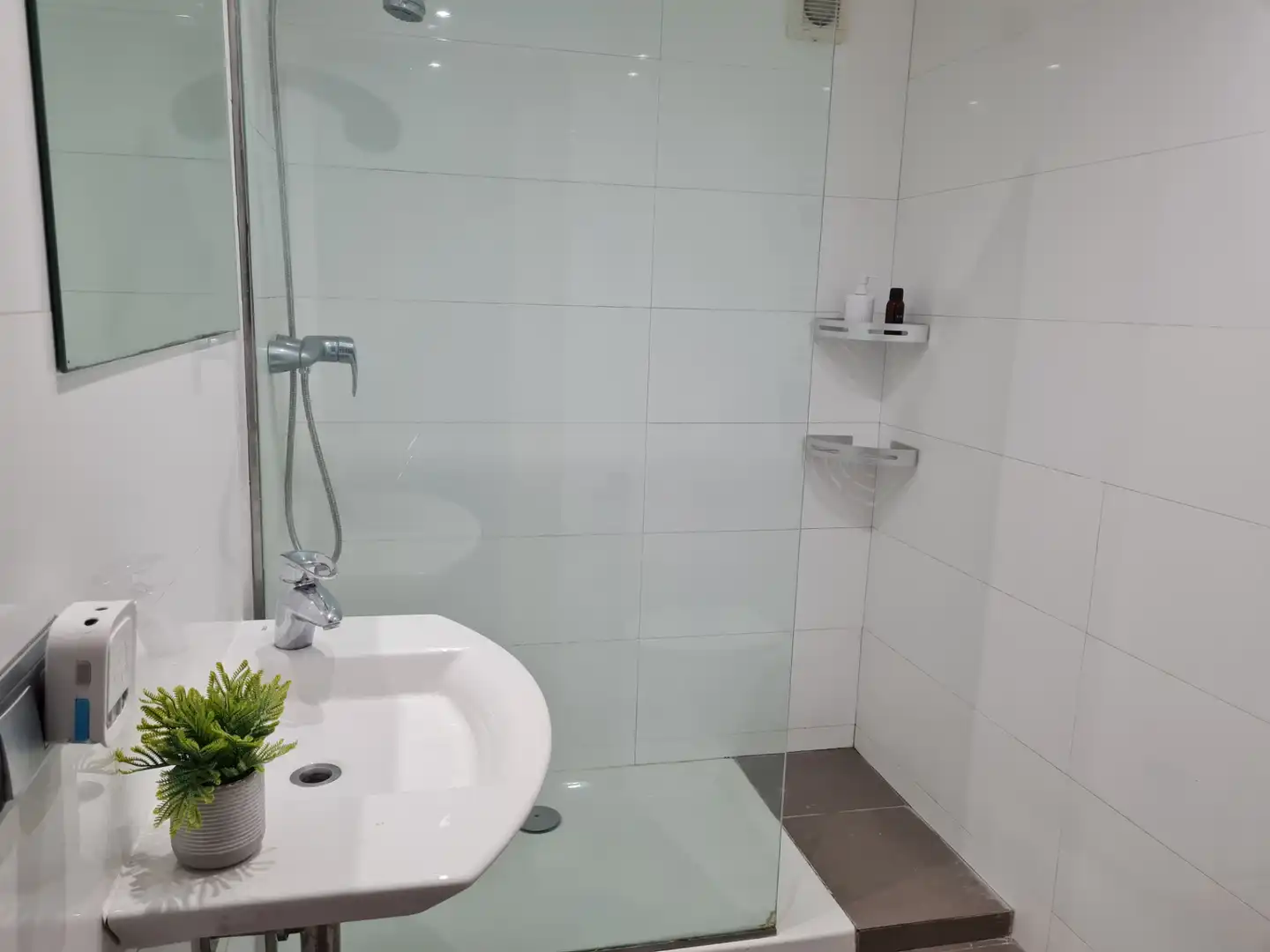 Baño de Piso de alquiler en Girona con Calefacción, Parquet y Amueblado