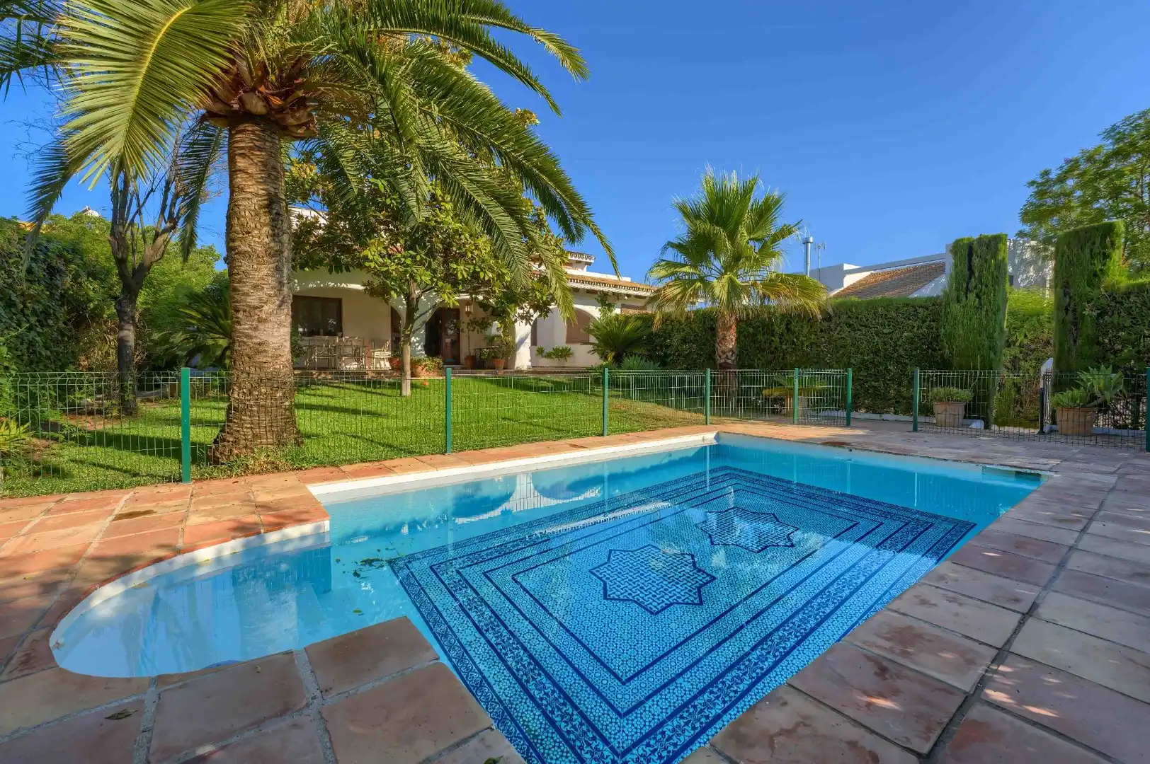 Xalet amb piscina en venda a Calle las almenas