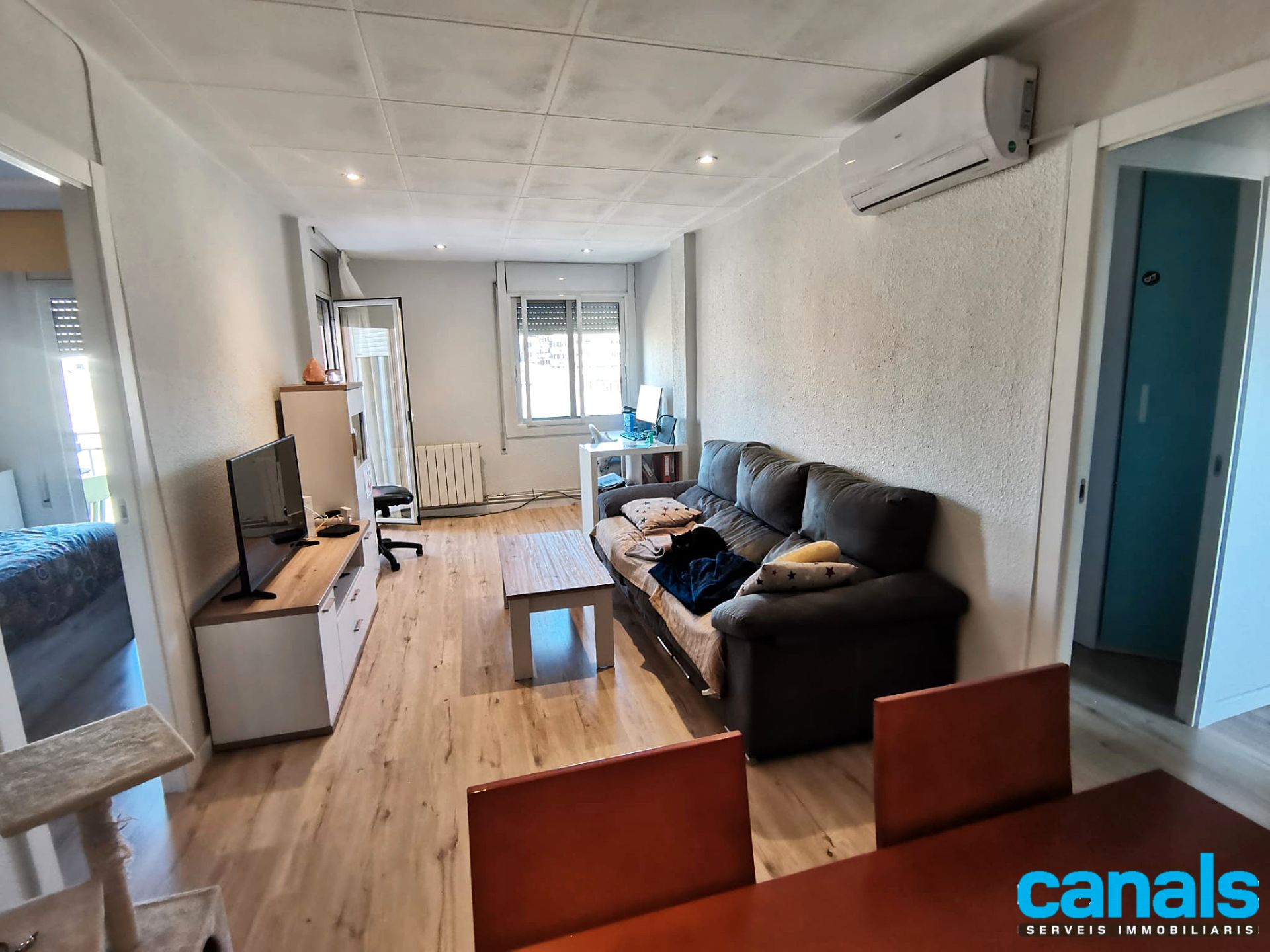 Living room of Flat for sale in Cerdanyola del Vallès  with Air Conditioner, Heating and Oven