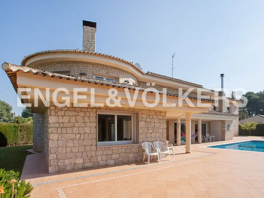 Vista exterior de Casa o chalet en venta en Serra con Calefacción, Jardín privado y Trastero