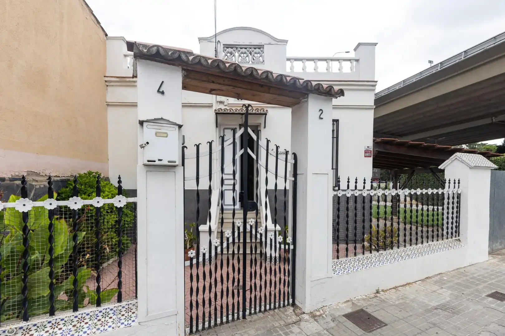 Vista exterior de Casa o xalet en venda en Montcada i Reixac amb Aire condicionat, Calefacció i Jardí privat