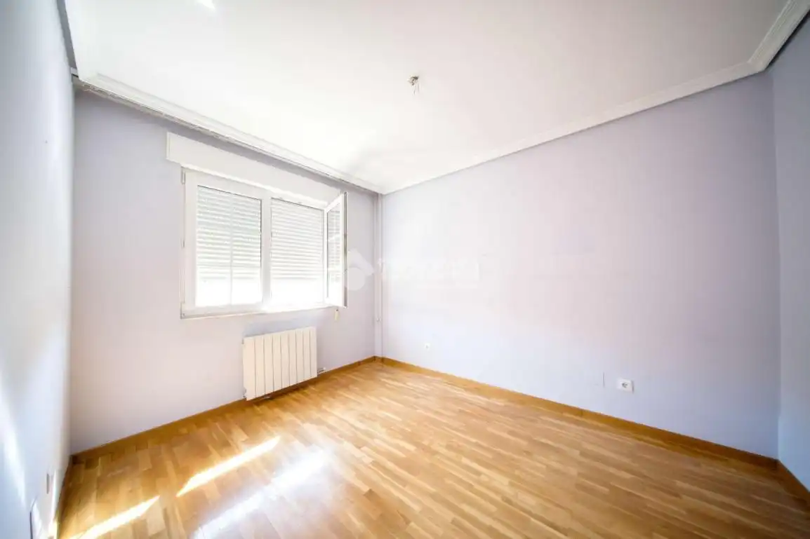 Dormitori de Casa adosada en venda en Laguna de Duero amb Calefacció, Parquet i Balcó