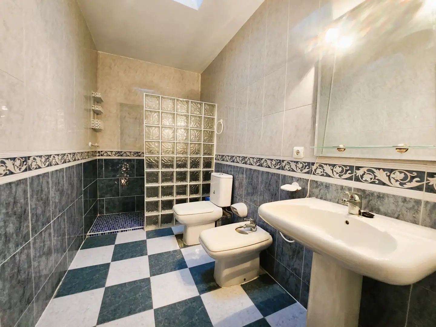 Bathroom of Detached homes for sale in Alcalá de Guadaira  with Air Conditioner, Terrace and Storage room