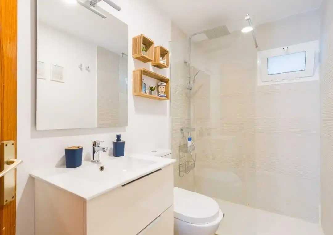 Badezimmer von Erdgeschoss zur Miete in San Bartolomé de Tirajana mit Terrasse, Möbliert und Gemeinschaftspool