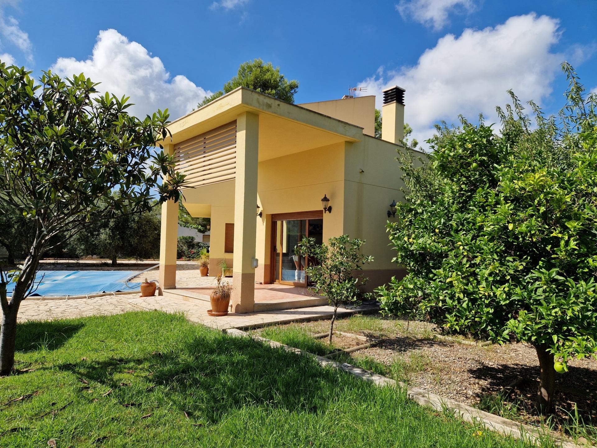 Vista exterior de Casa o xalet en venda en Mont-roig del Camp amb Calefacció, Jardí privat i Terrassa