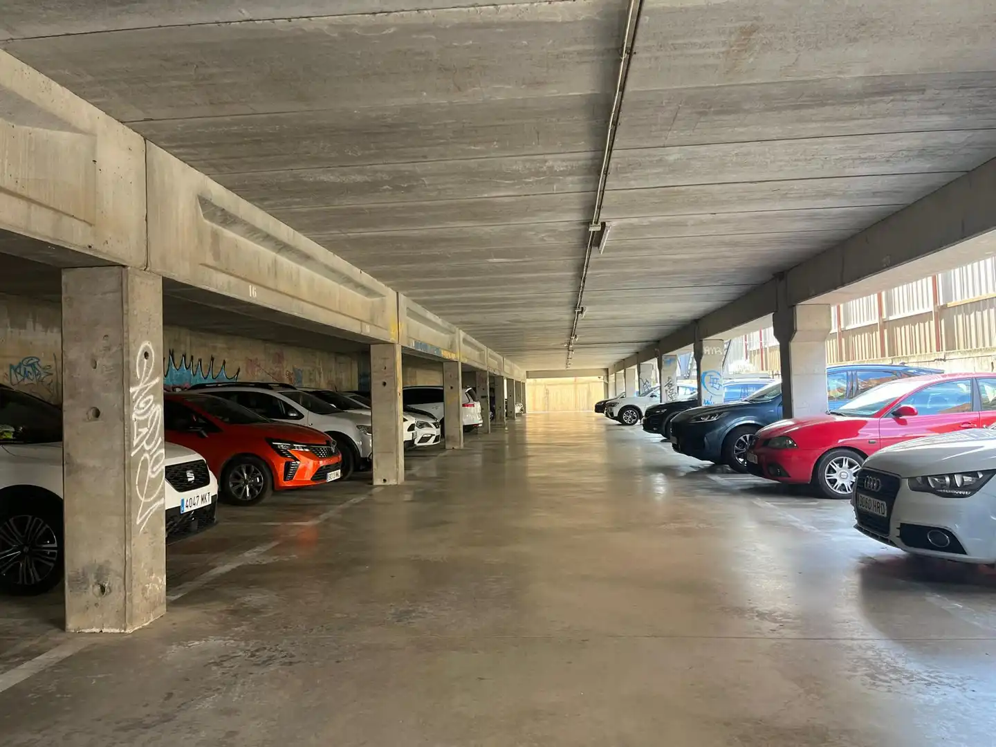 Parking de Nave industrial de alquiler en Cornellà de Llobregat con Calefacción y Alarma