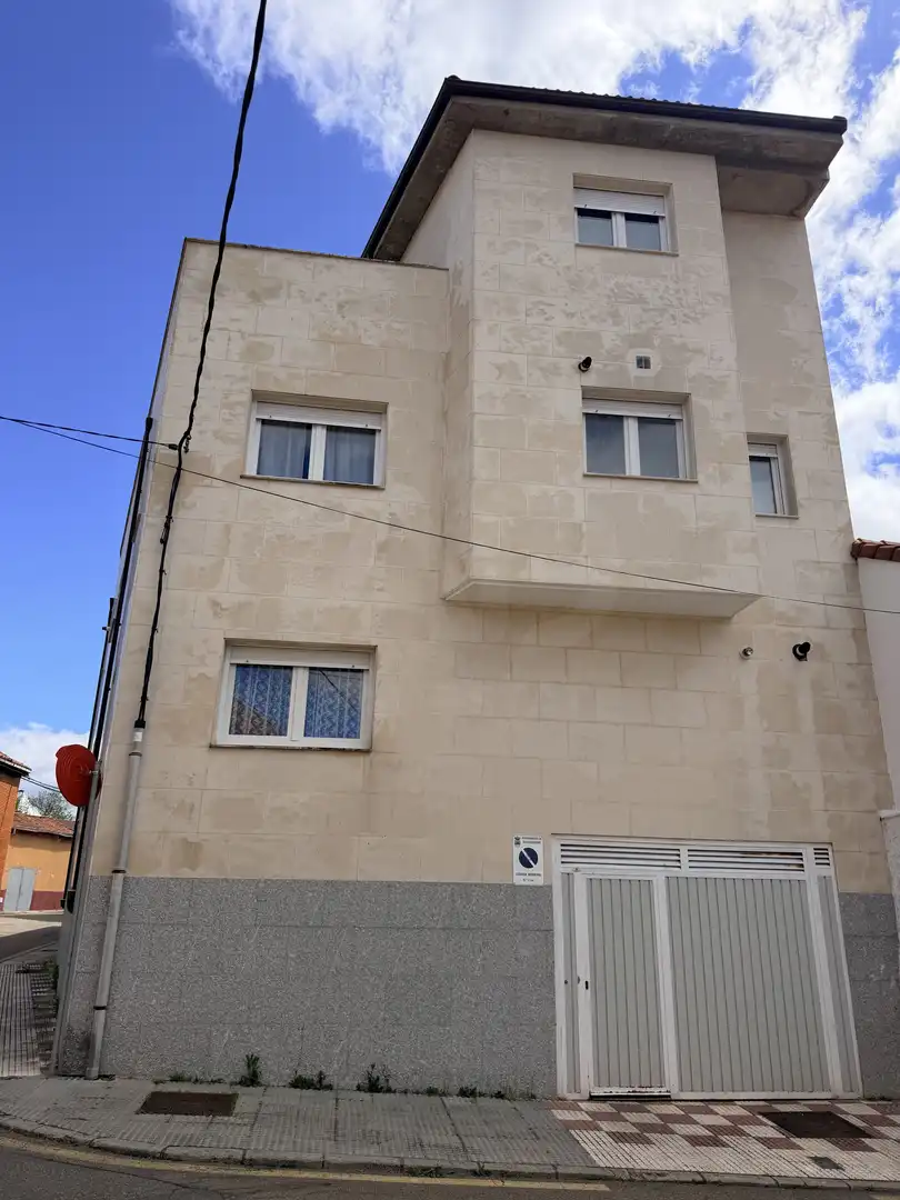 Vista exterior de Piso en venta en Villaquilambre con Calefacción