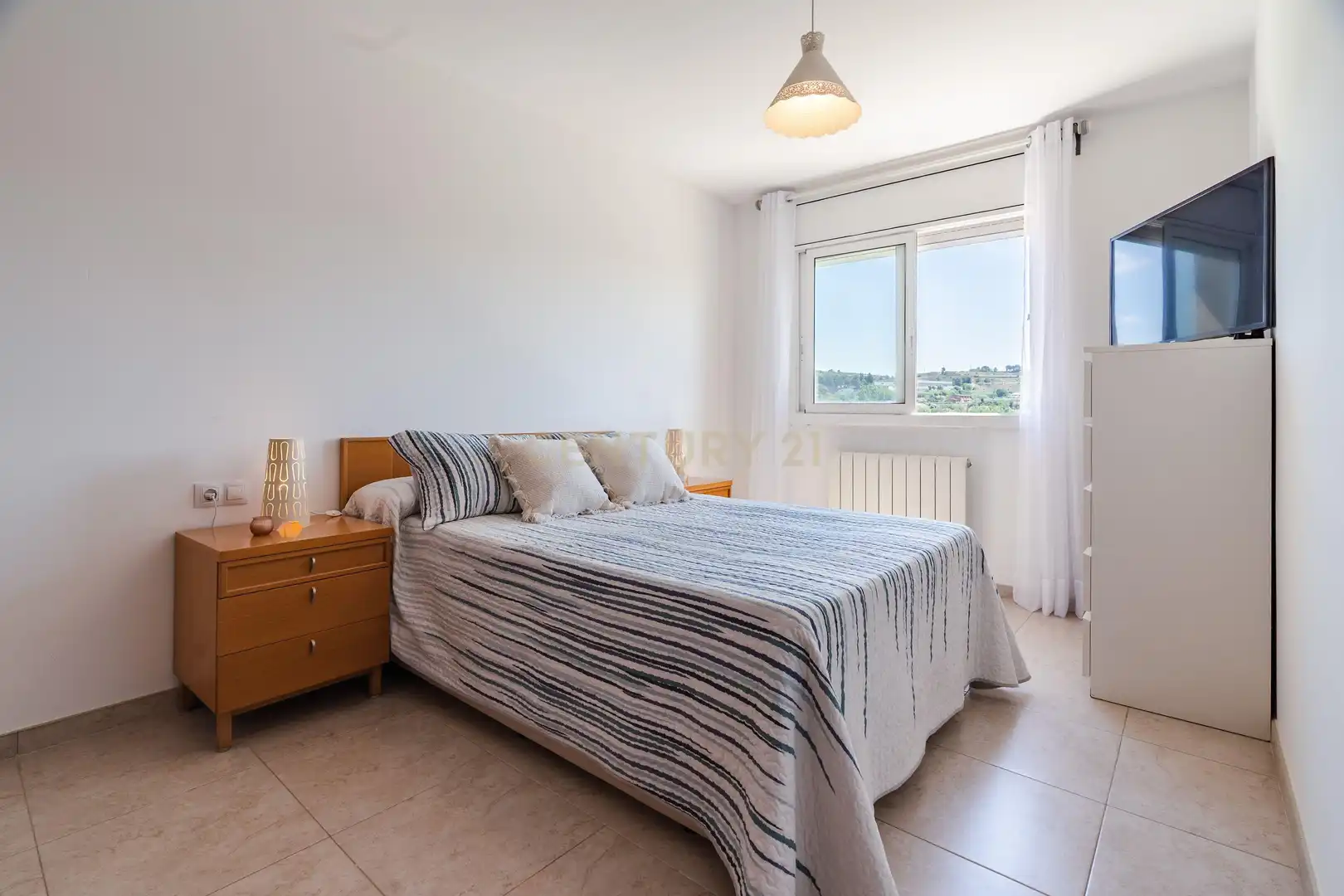 Schlafzimmer von Einfamilien-Reihenhaus zum Verkauf in Vila-rodona mit Privatgarten und Ofen