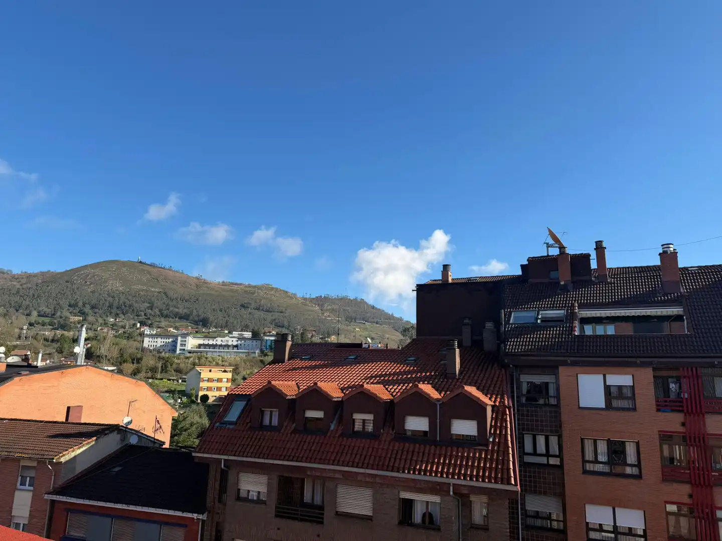 Vista exterior de Dúplex en venda en Oviedo  amb Calefacció, Parquet i Moblat