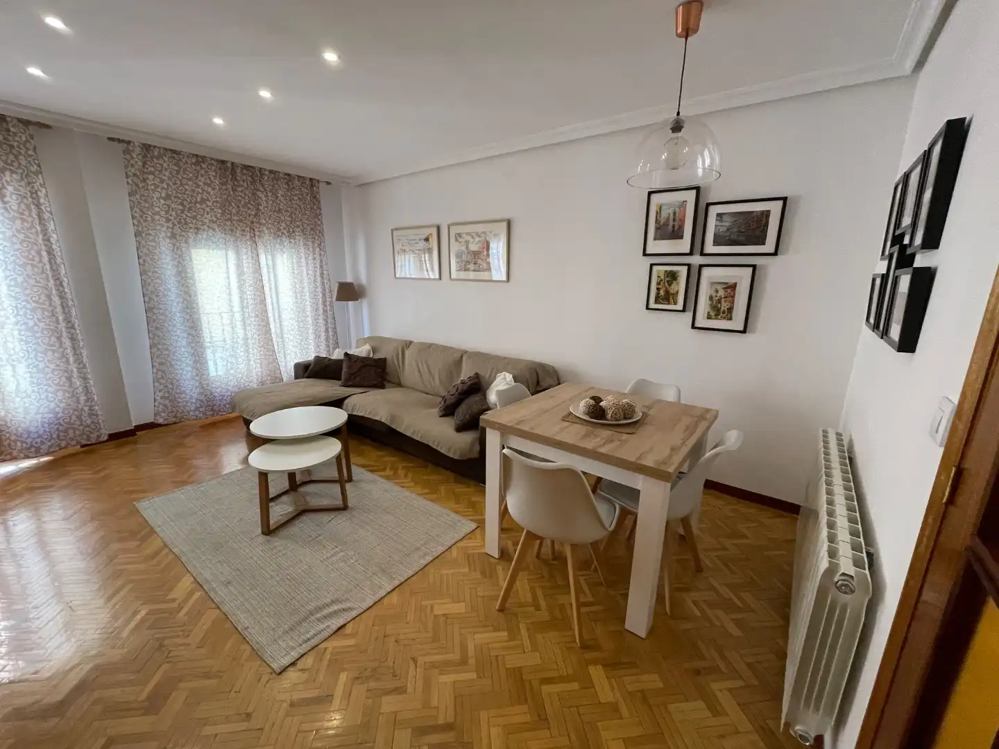 Sala de estar de Piso de alquiler en Cuenca con Calefacción, Parquet y Terraza