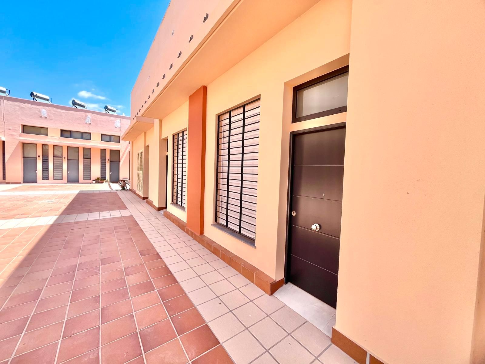 Vista exterior de Local en venda en Chiclana de la Frontera amb Aire condicionat i Calefacció