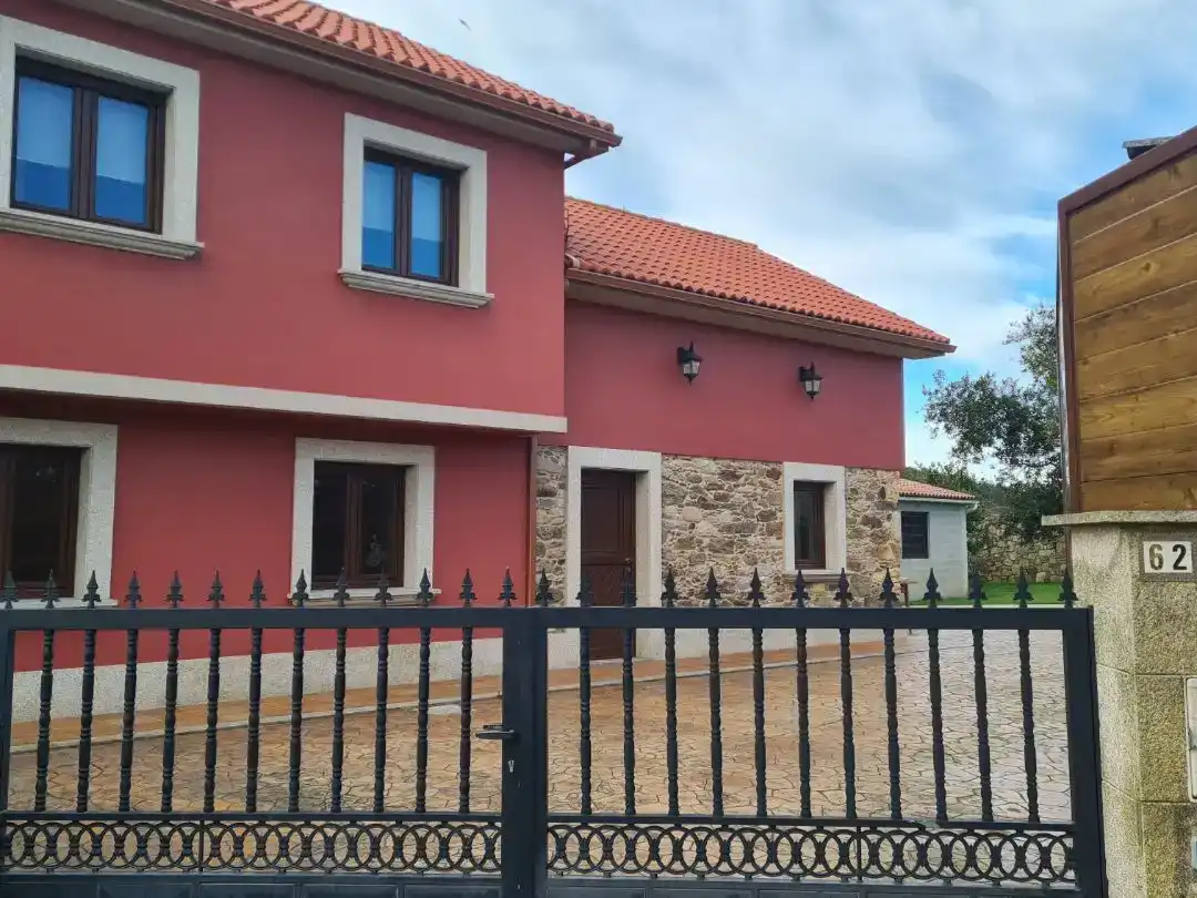 Vista exterior de Casa o xalet de lloguer en Arteixo amb Jardí privat, Traster i Moblat