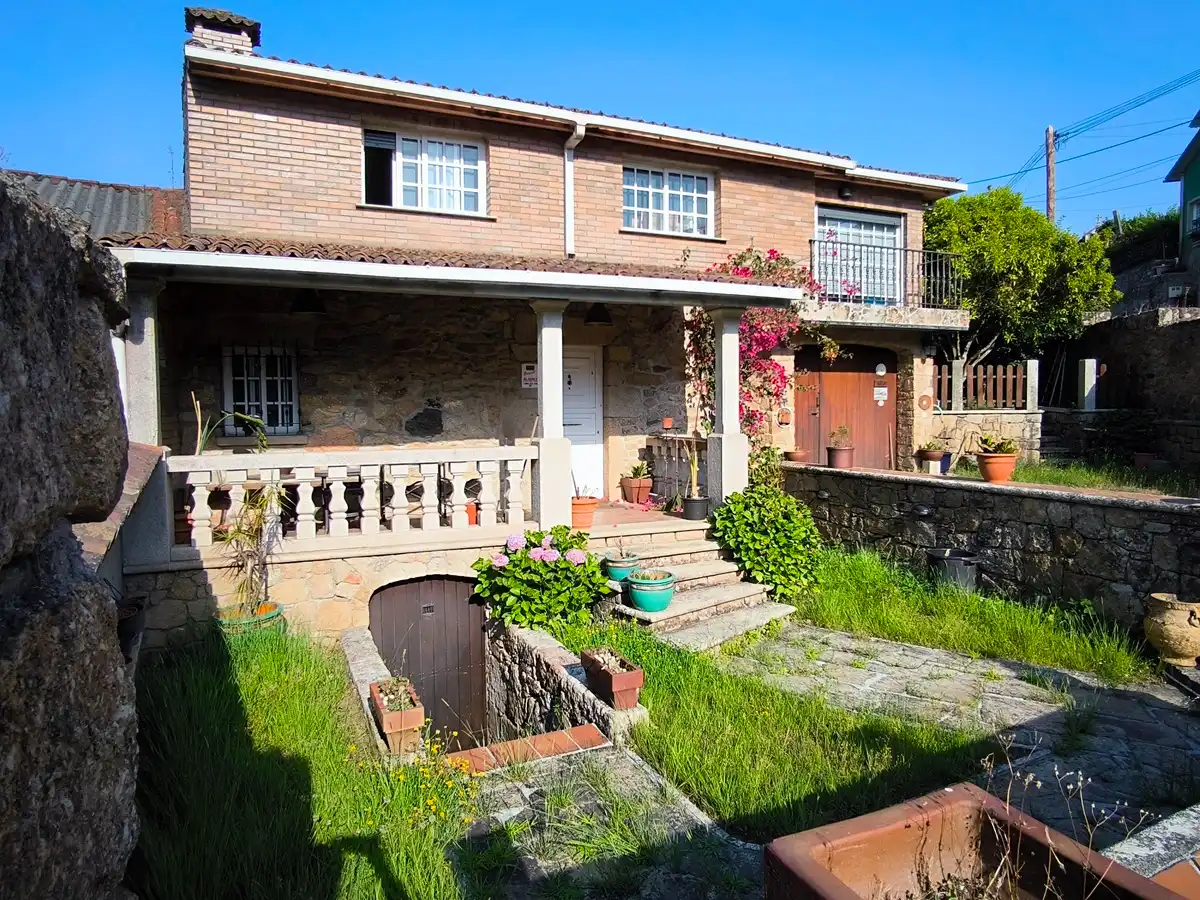 Vista exterior de Casa o chalet en venta en Vilagarcía de Arousa con Calefacción, Jardín privado y Parquet