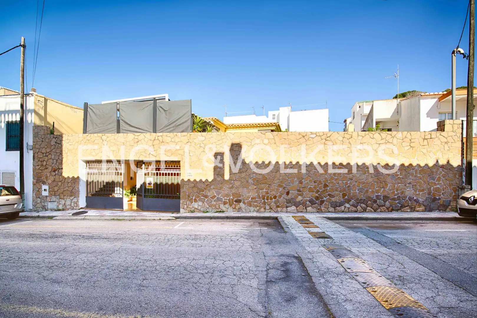 Vista exterior de Casa adosada en venda en Llançà amb Calefacció, Terrassa i Piscina