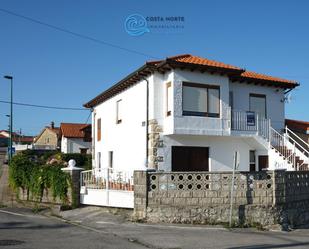 Vista exterior de Casa o xalet en venda en Suances amb Calefacció, Jardí privat i Terrassa