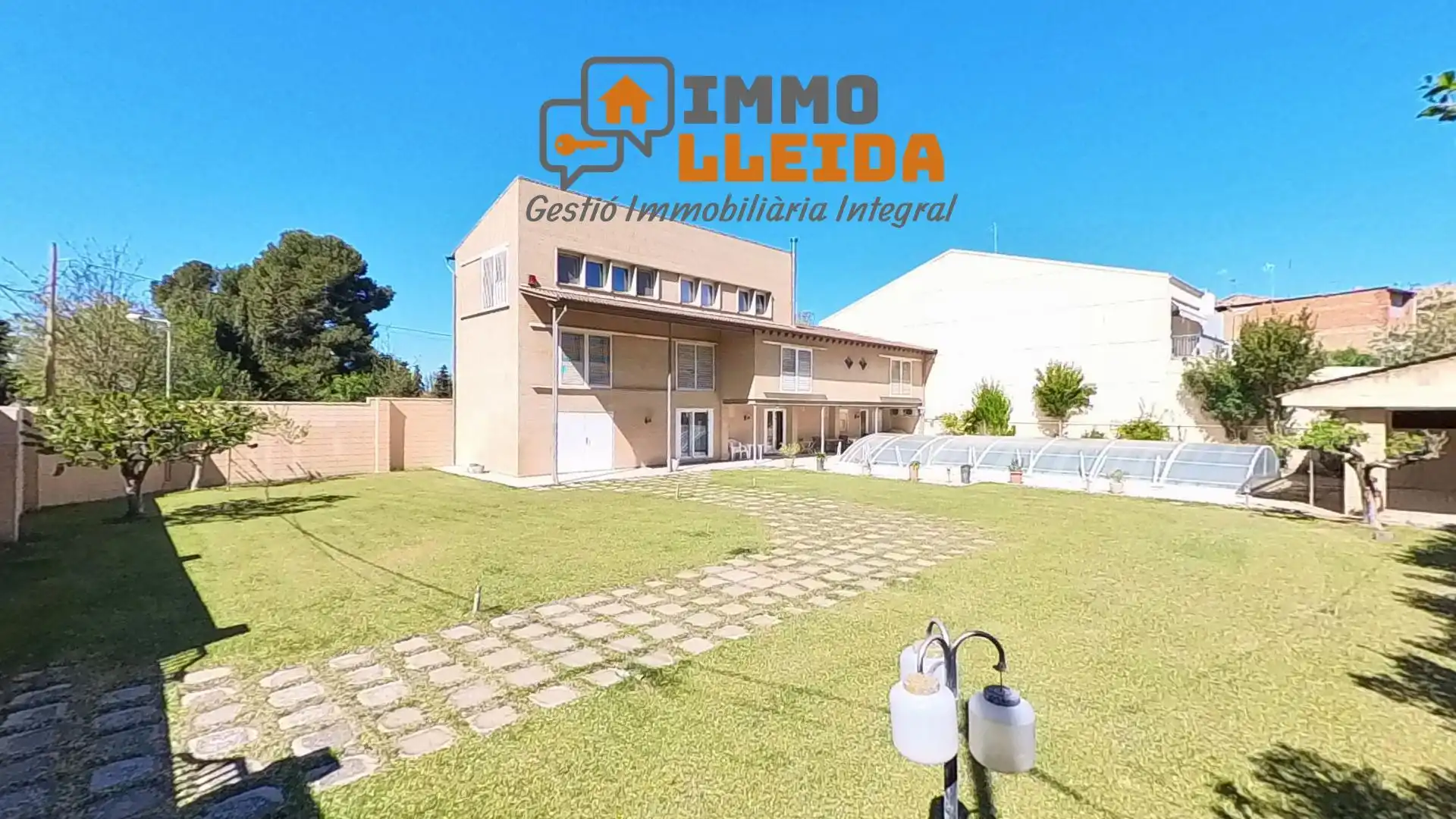 Vista exterior de Casa o xalet en venda en Tàrrega amb Calefacció, Terrassa i Moblat