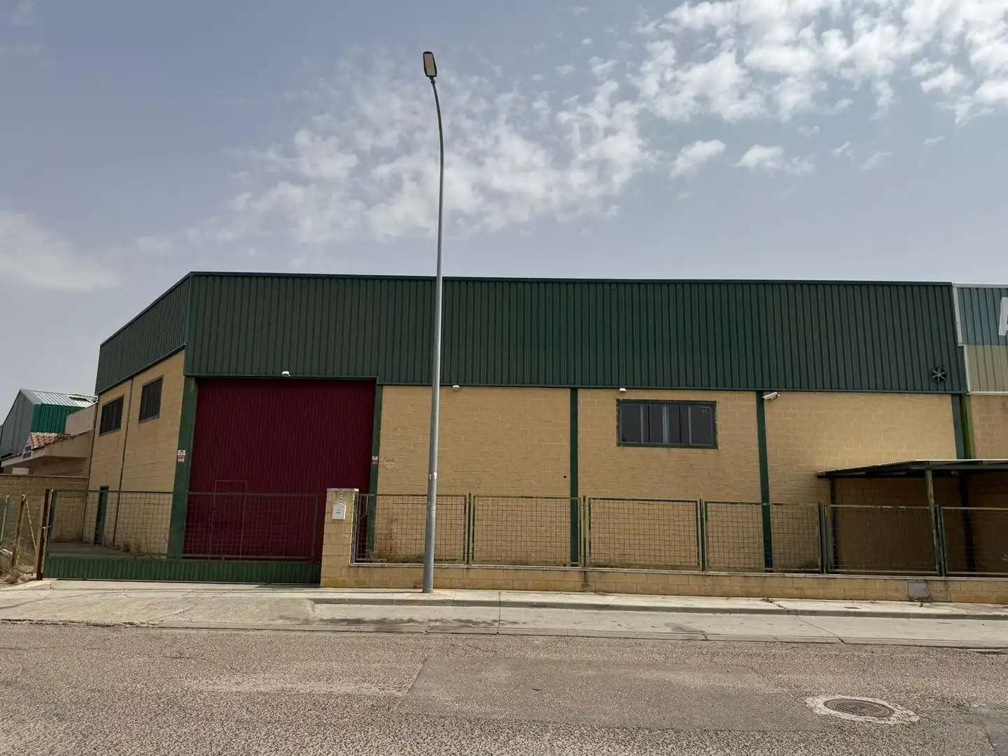Industrial building to rent in Travesía Santa Rita 4