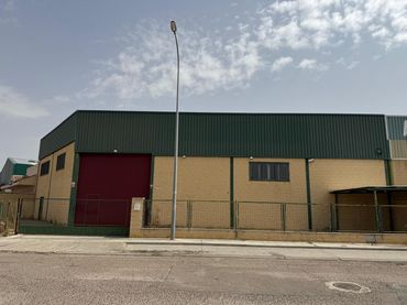 Industrial building to rent in Travesía Santa Rita 4