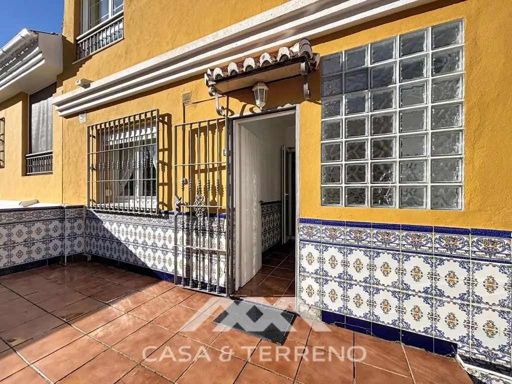 Vista exterior de Casa adosada en venda en Vélez-Málaga amb Aire condicionat, Piscina i Microones