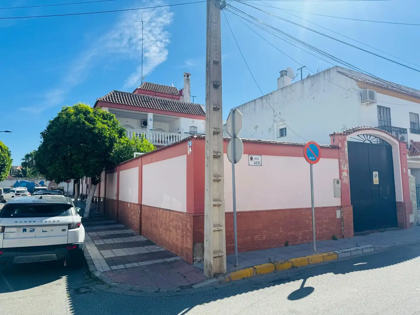 Vista exterior de Casa adosada en venda en La Rinconada amb Aire condicionat, Jardí privat i Terrassa