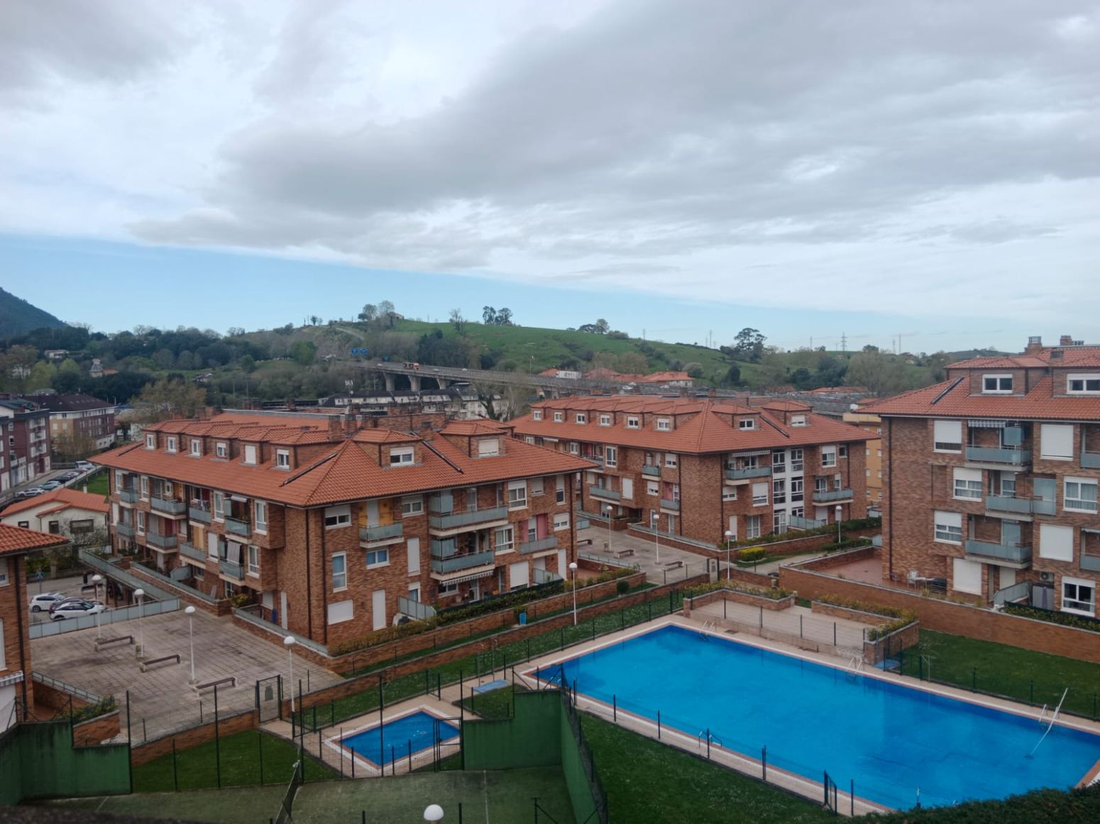 Vista exterior de Ático de alquiler en Entrambasaguas con Calefacción, Jardín privado y Parquet