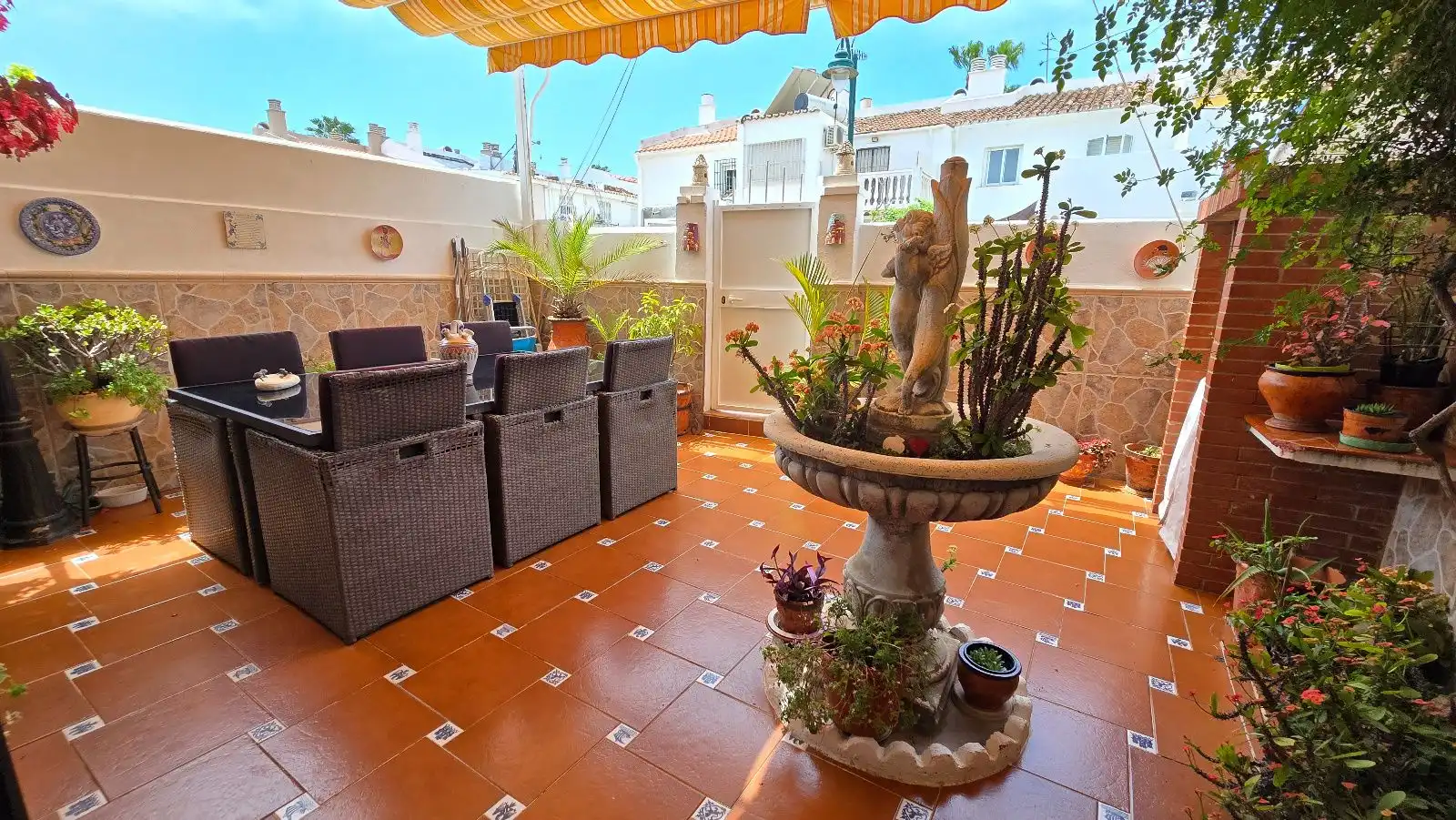 Terrasse von Einfamilien-Reihenhaus zum Verkauf in Málaga mit Klimaanlage, Heizung und Schwimmbad