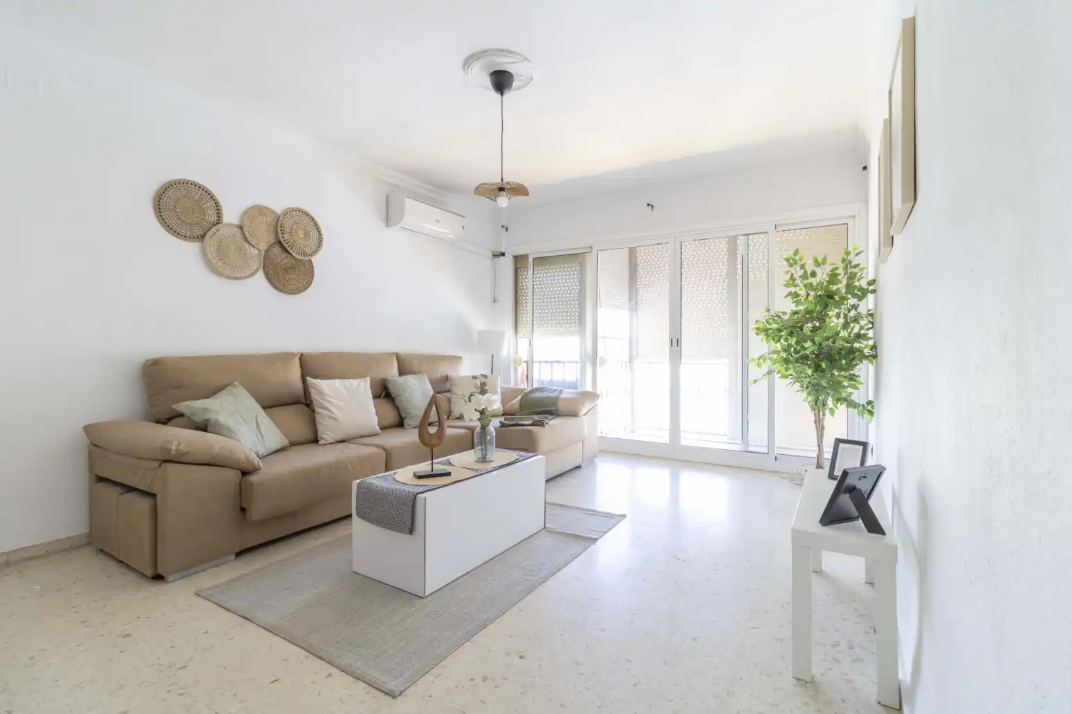 Sala d'estar de Pis en venda en Alcalá de Guadaira amb Aire condicionat, Jardí privat i Terrassa
