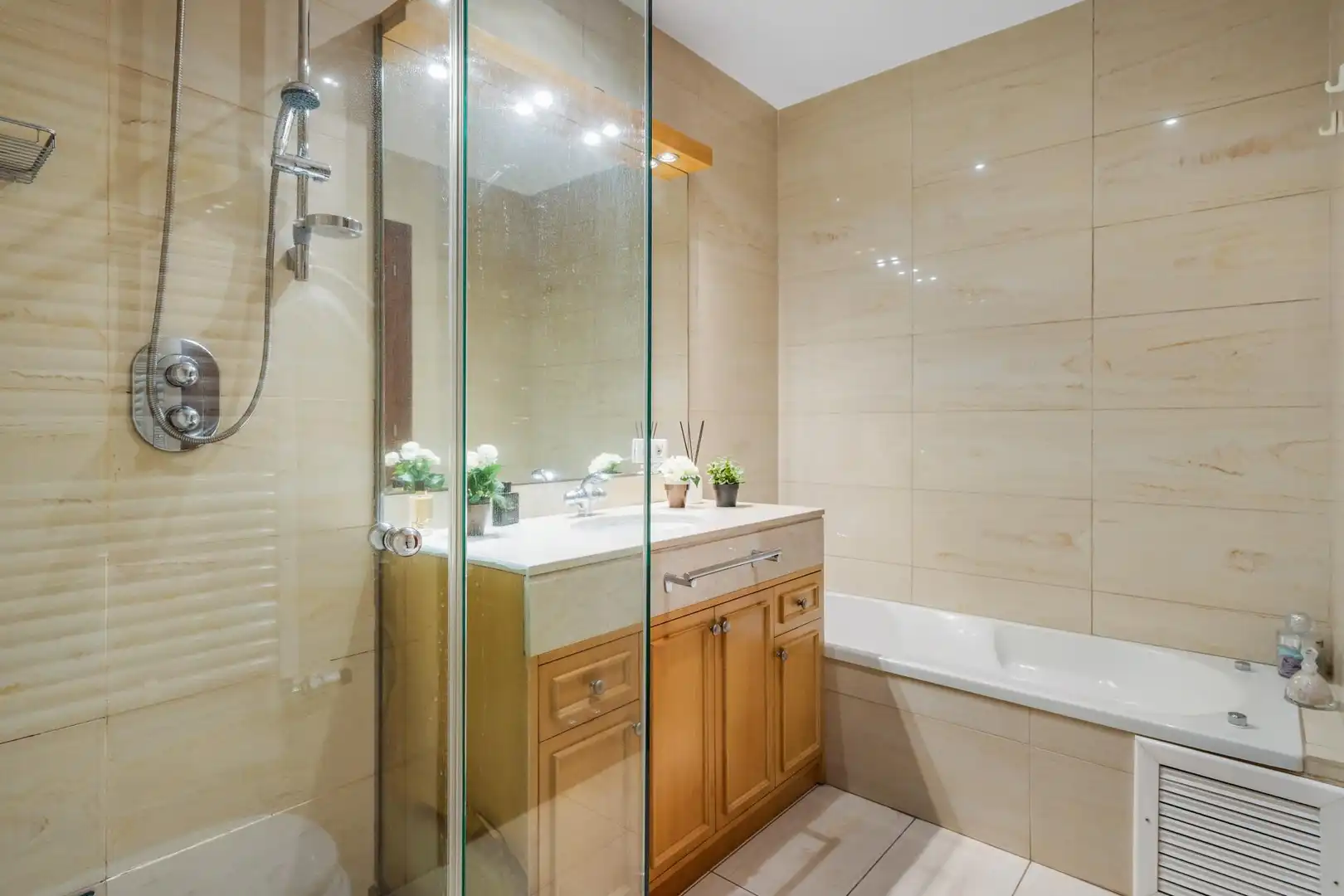 Badezimmer von Einfamilien-Reihenhaus zum Verkauf in Granollers mit Heizung, Privatgarten und Terrasse