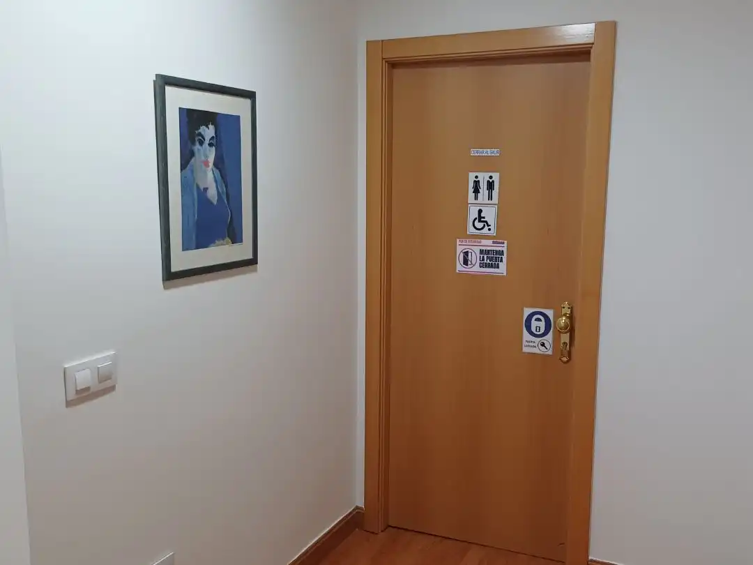 Büro zur Miete in Burgos mit Heizung, Internet und Alarm