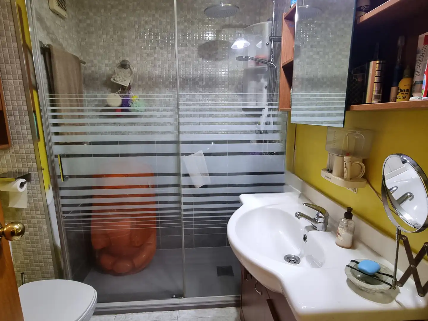 Bathroom of Flat for sale in Girona  with Air Conditioner, Heating and Terrace