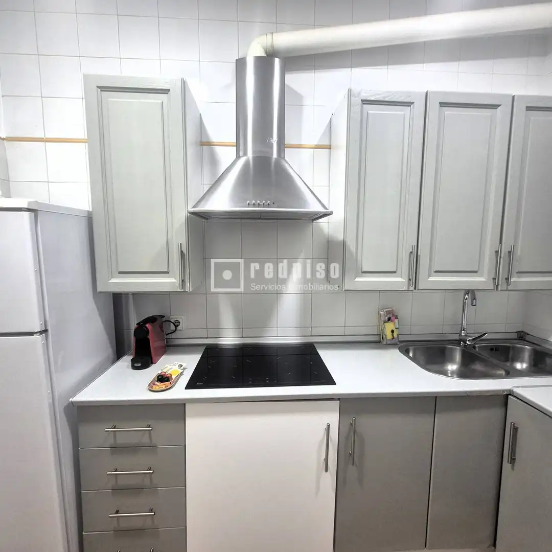 Cuina de Apartament en venda en Sevilla amb Aire condicionat, Moblat i Alarma
