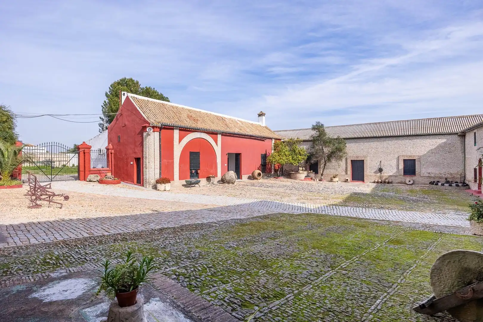 Vista exterior de Finca rústica en venda en Palomares del Río amb Jardí privat, Piscina i Balcó
