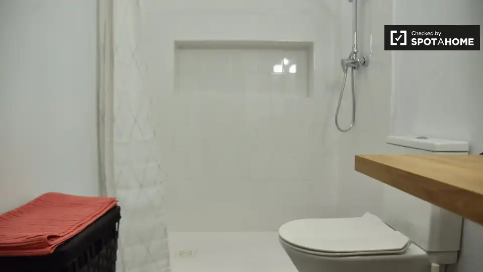Baño de Piso de alquiler en Valencia con Aire acondicionado, Calefacción y Amueblado