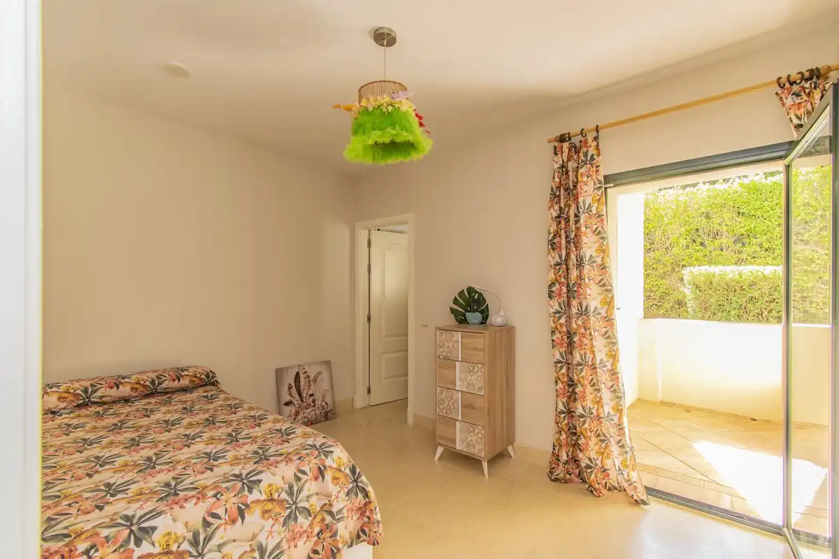 Dormitori de Apartament en venda en Benahavís amb Aire condicionat, Jardí privat i Moblat